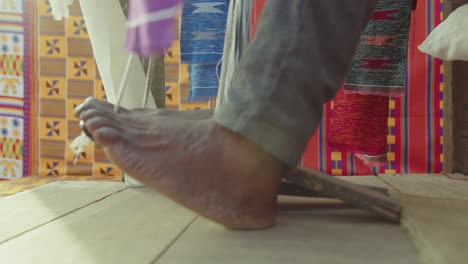 proceso de tejido kente, detalles de las piernas