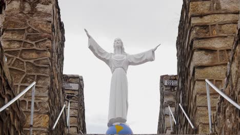 Zoom-in-to-Statue-of-Jesus-Yungay-Cementery,-Ancash-Peru---4k