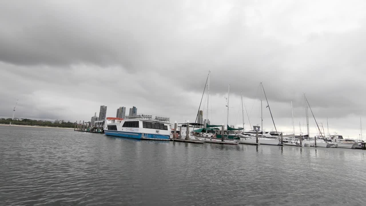 vista desde el barco en movimiento en un embarcadero en un día nublado