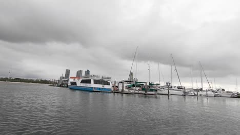 Vista-Desde-El-Barco-En-Movimiento-En-Un-Embarcadero-En-Un-Día-Nublado