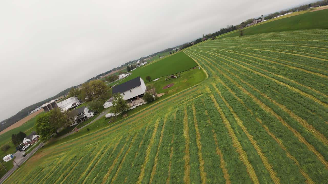 Campo agricolo appena falciato in America in una giornata nuvolosa in primavera