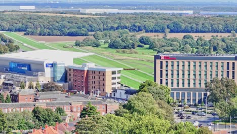 Aufsteigend-Enthüllte-Das-Luxushotel-Hilton-Garden-Inn-Doncaster-Racecourse,-Vereinigtes-Königreich