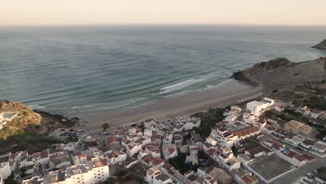 sol de la ciudad de burgau besado con luz solar suave, algarve