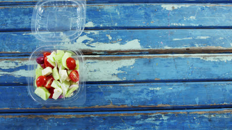 verduras frescas en envases de plástico