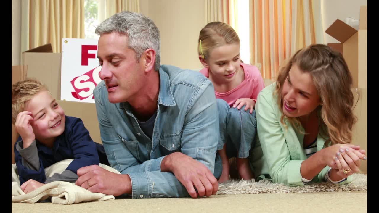 가족 들 이 움직이는 상자 들 을 풀고 있다