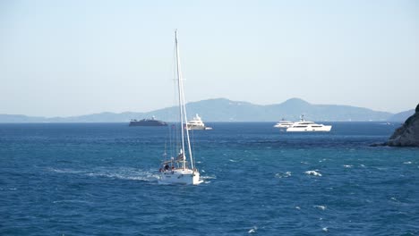 Velero-Y-Ferries-Navegando-Por-Las-Azules-Aguas-Del-Mar-Jónico-Cerca-De-La-Isla-De-Corfú