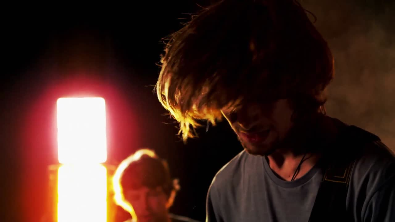 guitarrista y baterista tocando juntos