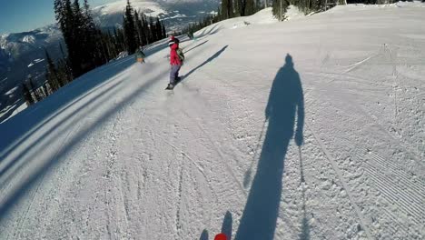 Skifahrer-Fahren-Einen-Verschneiten-Hügel-Hinunter-4k