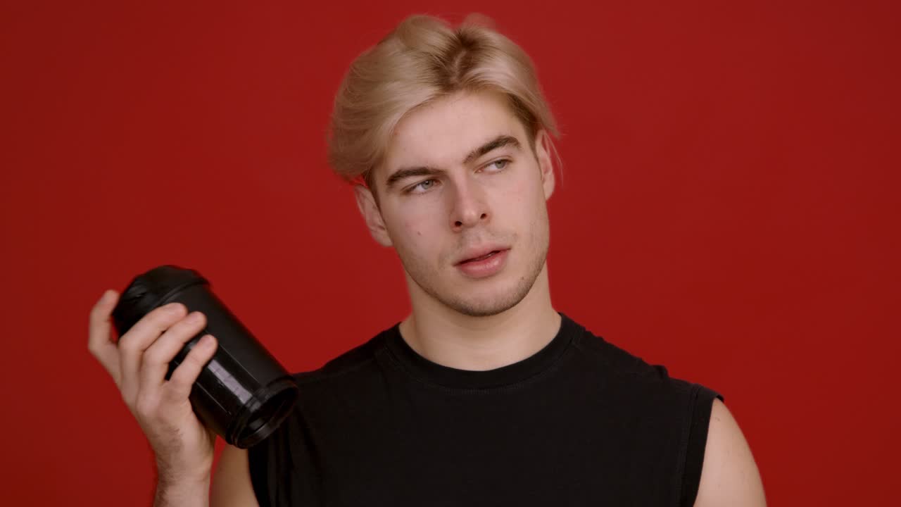 커피 컵 을 들고 있는 젊은 남자