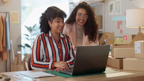mujeres diseñadoras, high five y trabajo en equipo para la moda