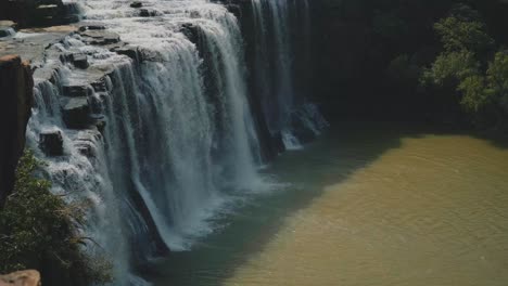 cascada que fluye en un bosque de madhya pradesh, india