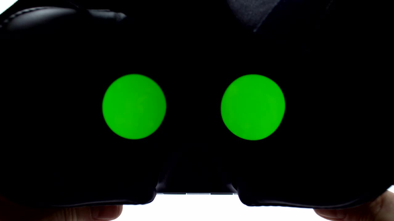 las manos de los hombres toman gafas vr y las usan. auriculares de realidad virtual. video 4k uhd