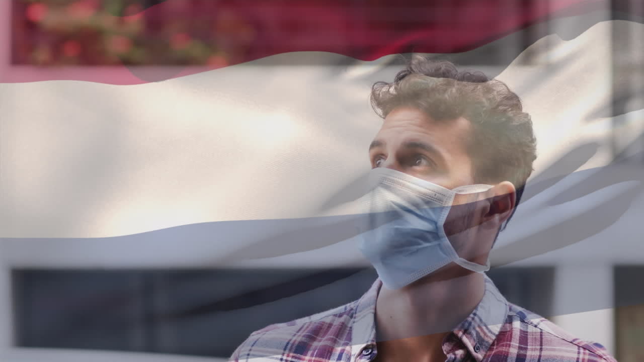 얼굴 마스크를 쓴 남자가 룩부르크의 발을 흔들고 있는 애니메이션