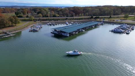 El-Barco-Sale-Lentamente-Del-Puerto-Ubicado-En-Paris-Landing,-Tennessee