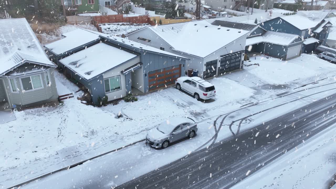 추운 겨울 폭설 동안 현대 가정에서 눈이 내리는 공중