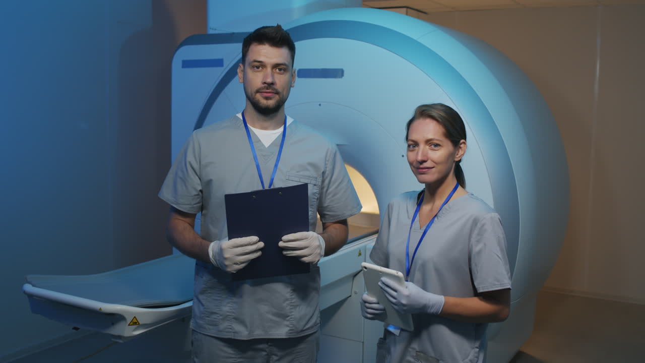 Ritratto di radiologi con macchina per risonanza magnetica