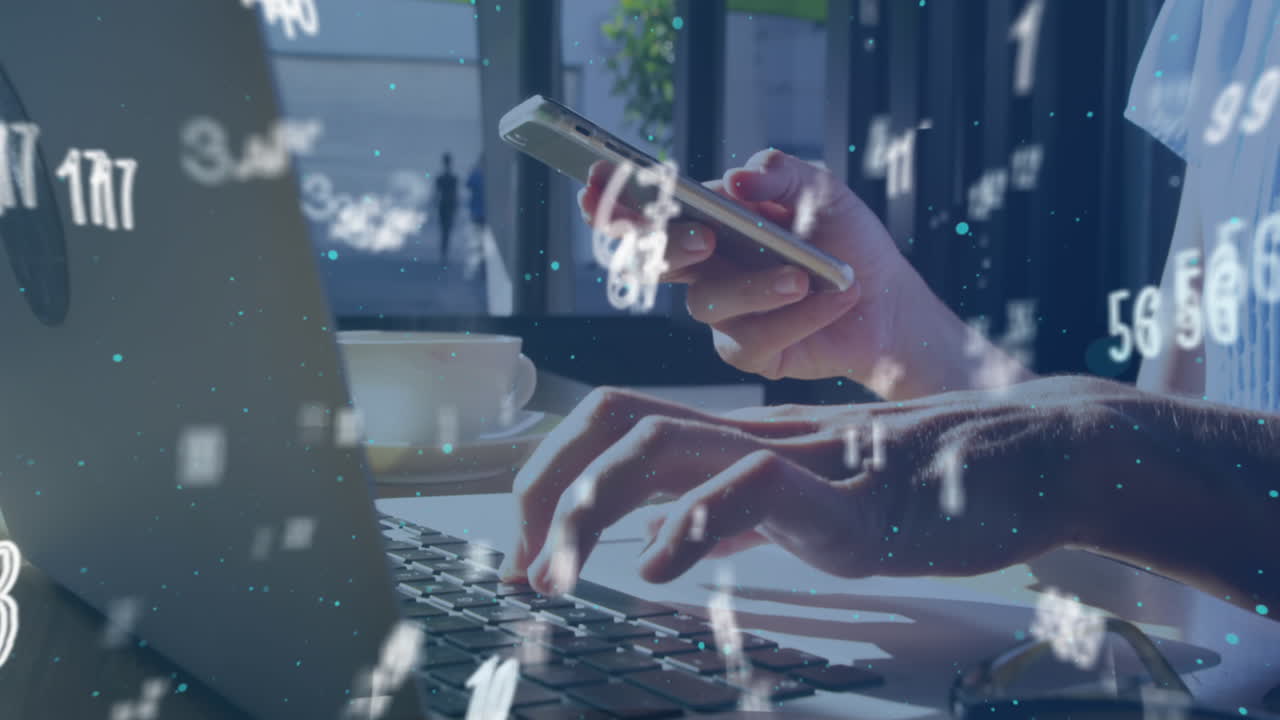 múltiples números y símbolos flotando contra una persona que usa un teléfono inteligente y una computadora portátil