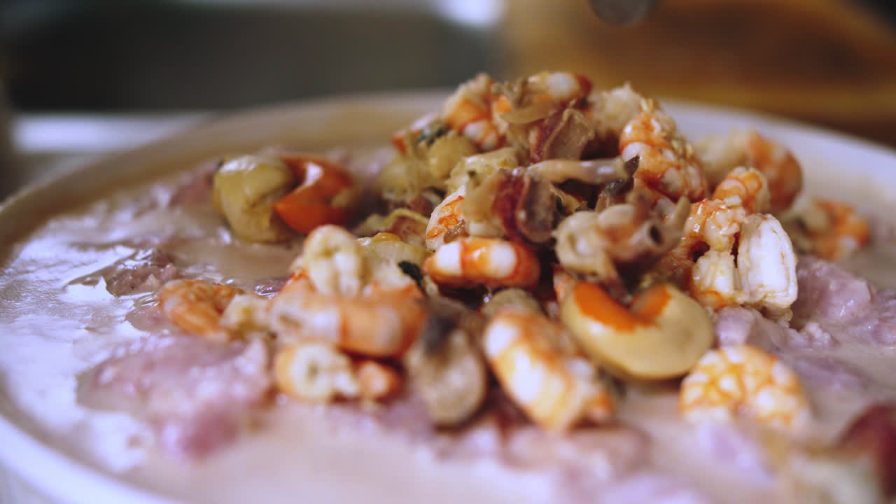 primer plano de camarones colocados dentro de un ceviche de pescado comida peruana