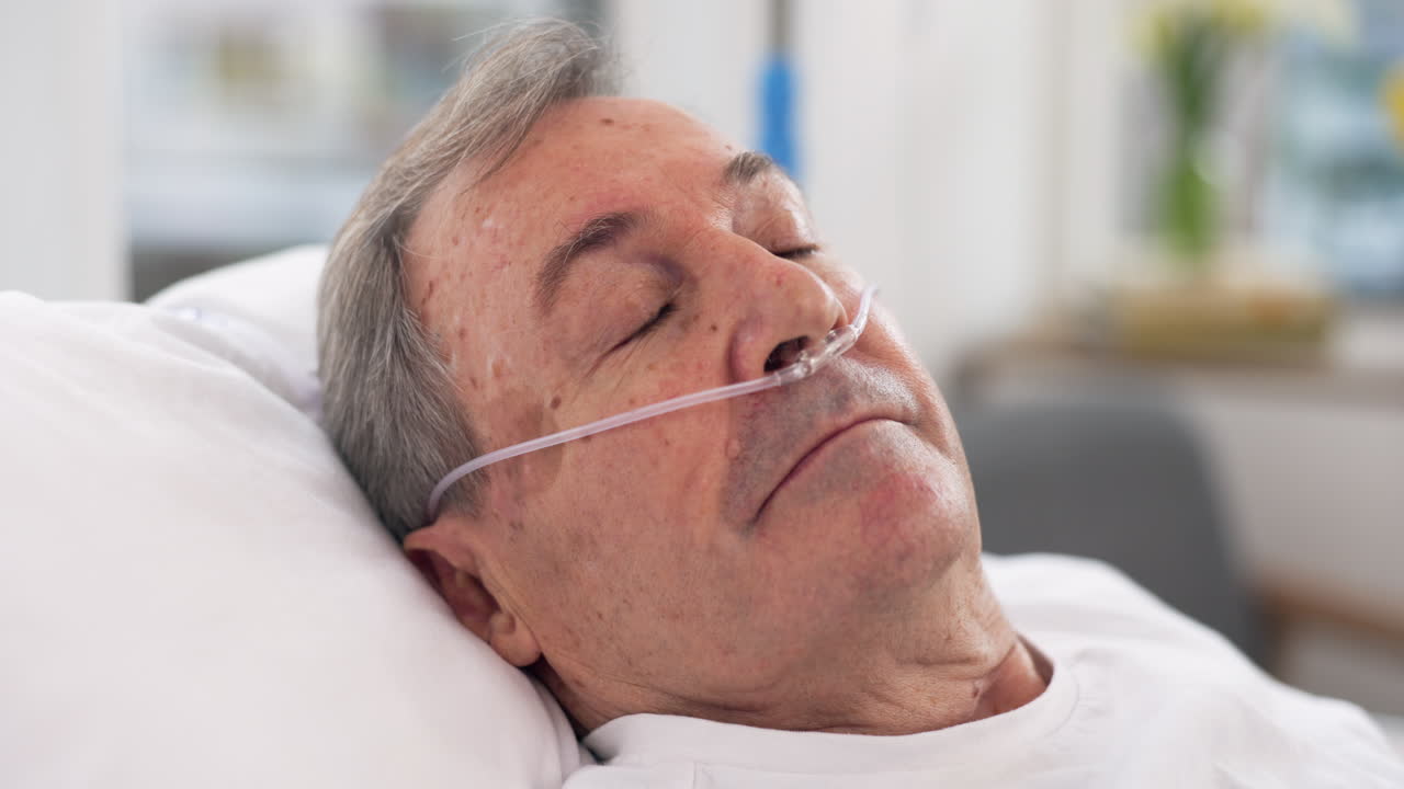 oxígeno, cama de hospital y hombre mayor durmiendo
