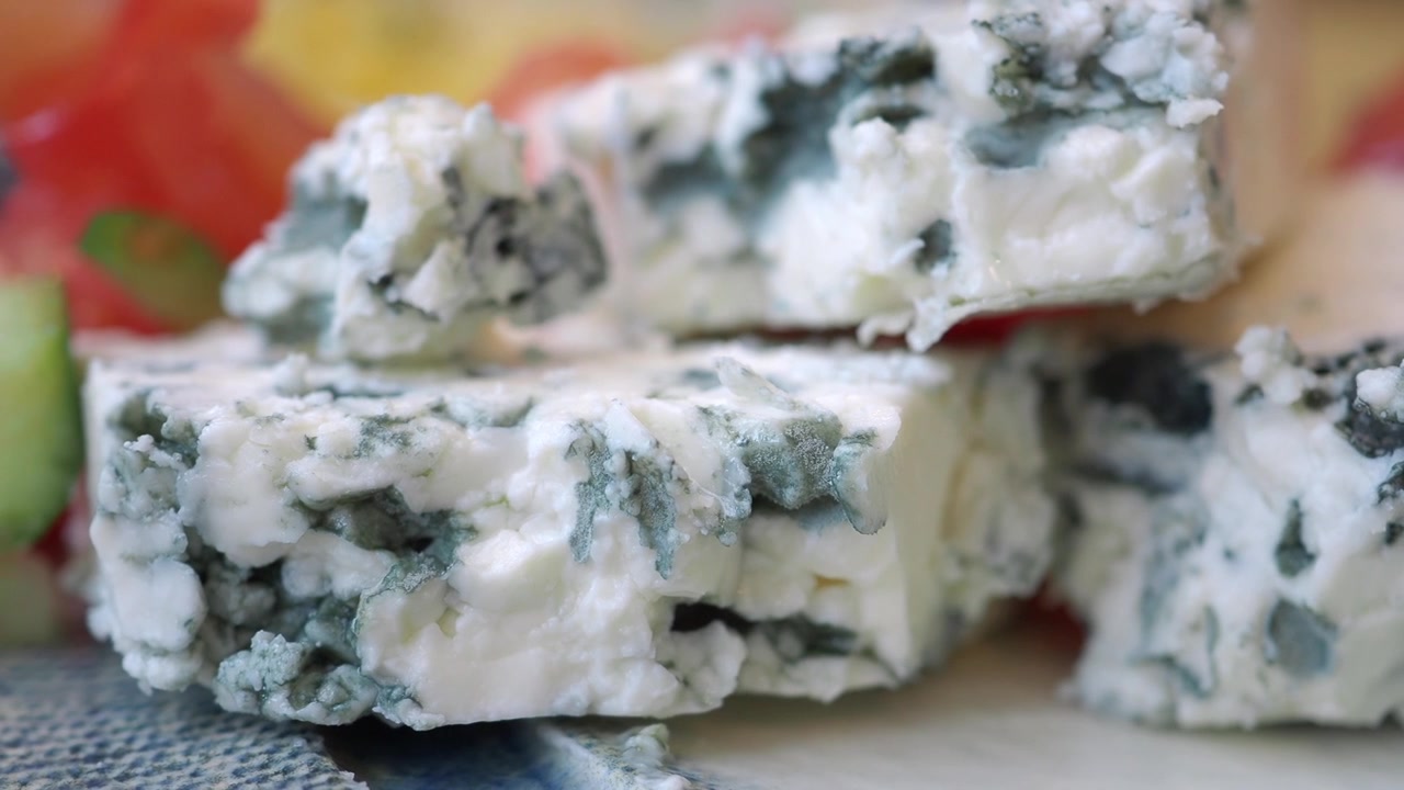 Gros plan de morceaux de fromage bleu sur une assiette