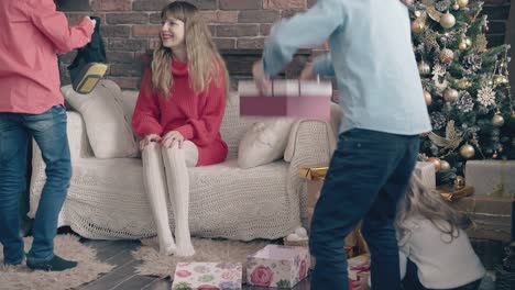 아이들은 크리스마스 트리 아래 상자에 선물을 집어들다