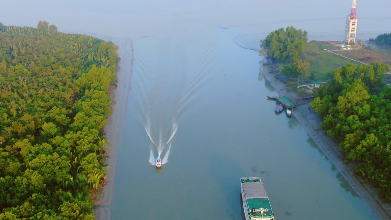 배 를 타고 있는 강 풍경