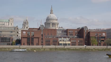 Blick-Vom-Boot-Auf-Der-Themse-Mit-Gebäuden-Auf-Die-Skyline-Von-London-Mit-Der-Saint-Pauls-Kathedrale-Und-Der-City-Of-London-School