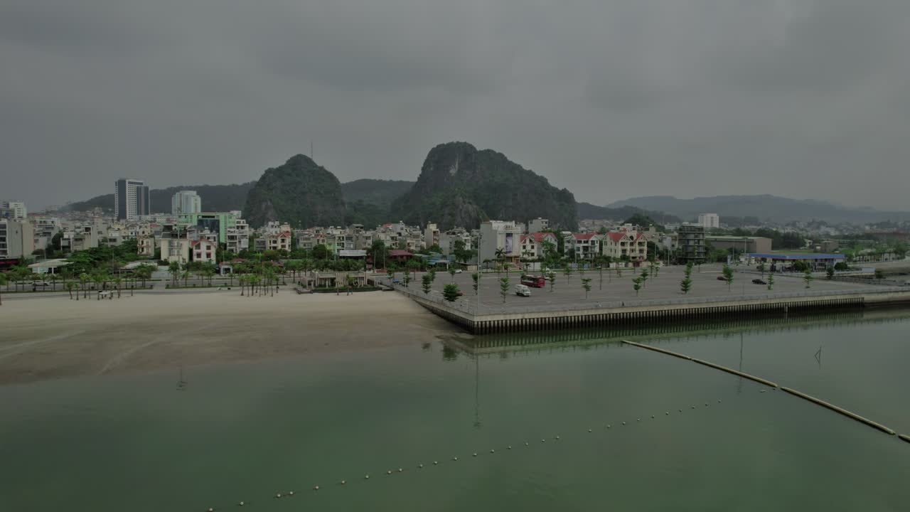 베트남 하롱 베이 (hang long bay) 앞의 정착촌의 전면 촬영