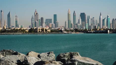 torres de emiratos vistas desde la playa rocosa en dubai, emiratos árabes unidos