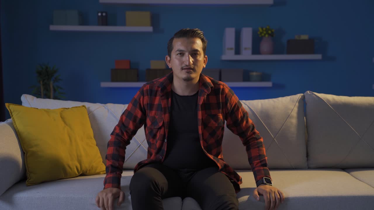 hombre mirando a la cámara con problemas.