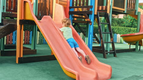 niño feliz divirtiéndose en el parque de atracciones para niños