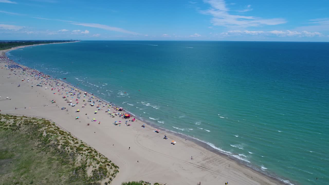 italia, la playa del mar adriático. descanso en el mar cerca de venecia. vuelos aéreos de drones fpv.