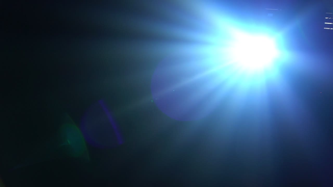 luz de punto para discoteca o concierto brillando directamente hacia la cámara