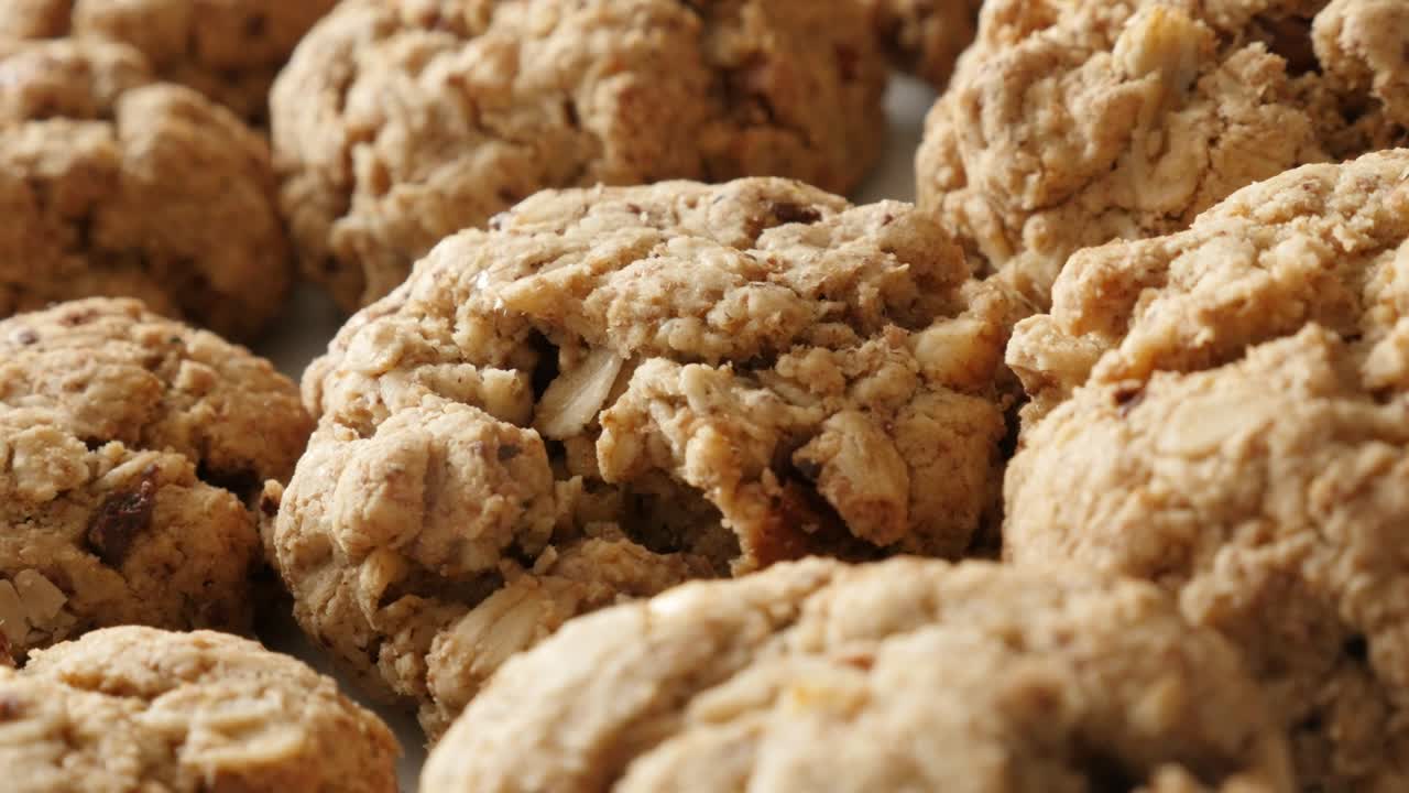 Biscoitos de aveia deliciosos servidos num prato com profundidade de campo rasa 4K