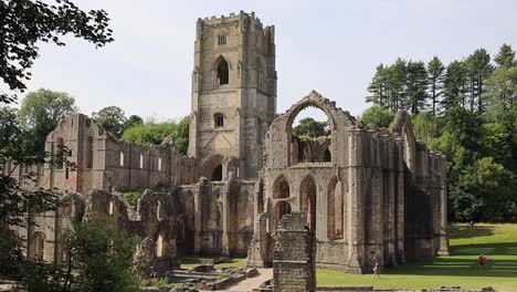 Footage-of-the-ruined-Cistercian-monastery,-Fountains-Abby-in-North-Yorkshire-UK,-shot-on-a-summers-day