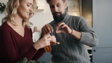 Pareja-Preparando-Adornos-Navideños-Juntos