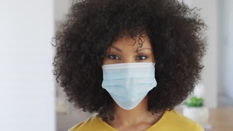 mujer con máscara facial en casa