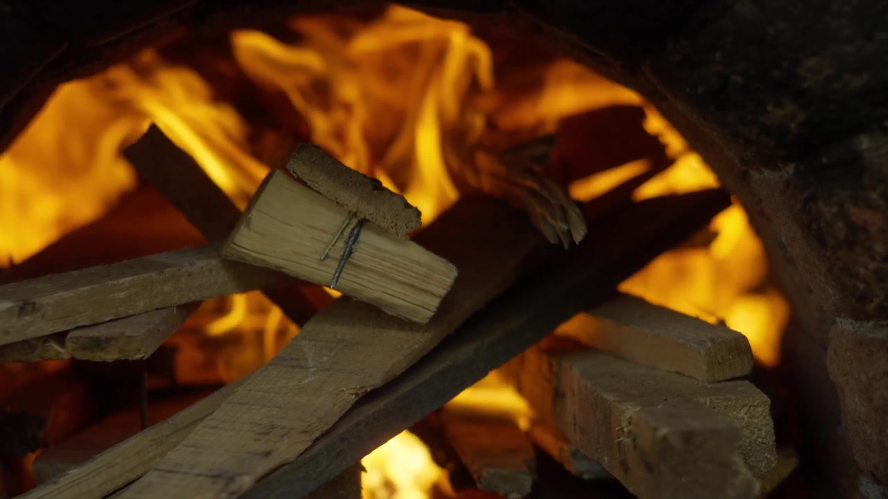 Ripresa dettagliata al rallentatore di un forno a legna