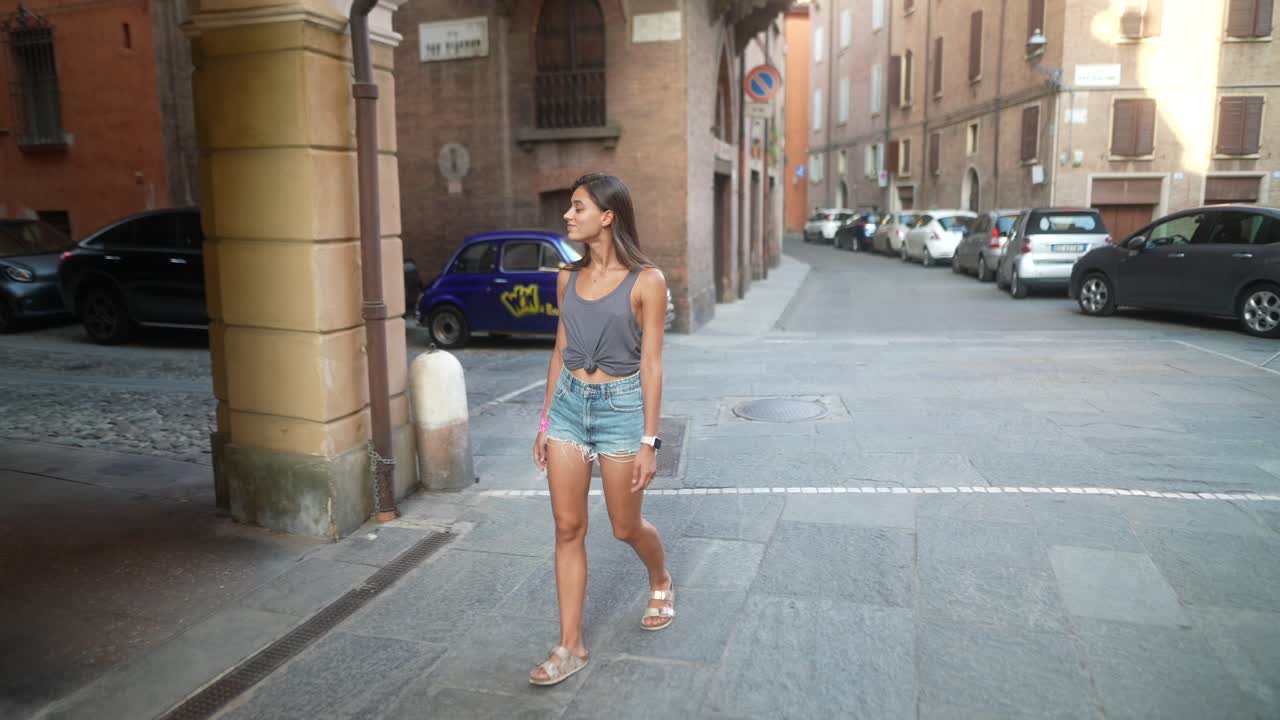 Donna che cammina in una strada di città italiana