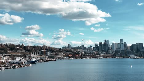 Toma-Aérea-De-La-Unión-Del-Lago-En-Seattle-Con-El-Horizonte-De-La-Ciudad-Y-El-Vuelo-Del-Hidroavión