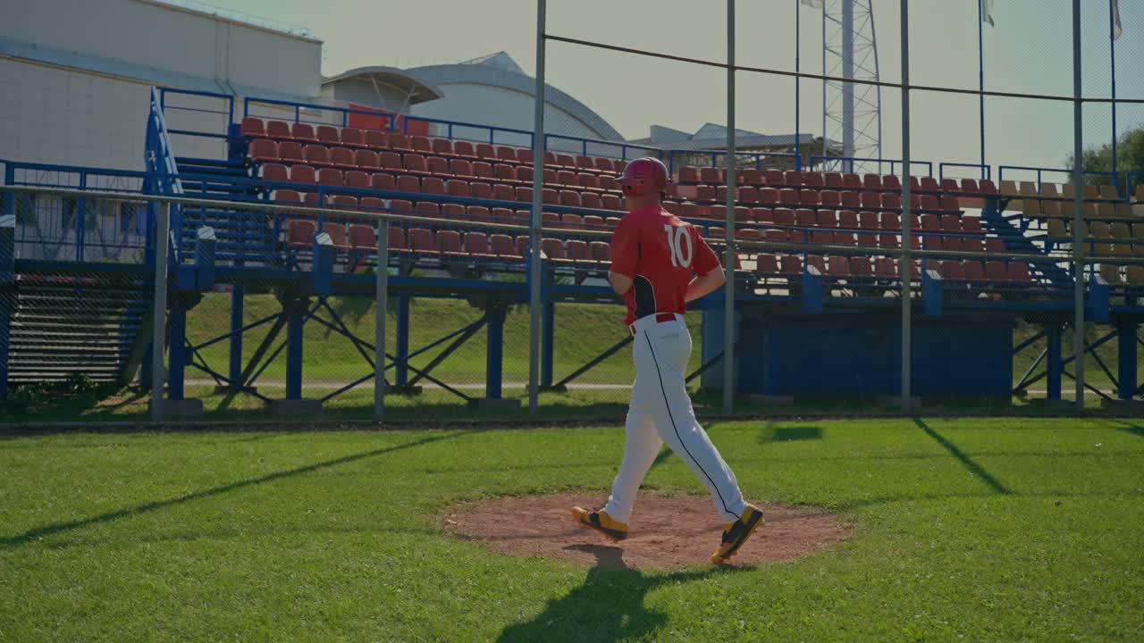 Giocatore di baseball che corre sul campo