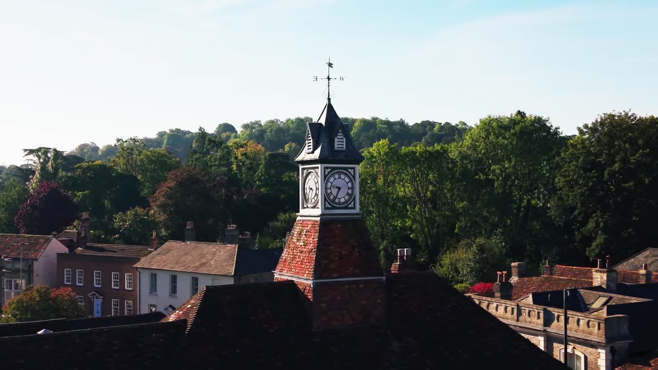 Primo piano aereo con drone della torre dell'orologio sul punto di riferimento storico Wilton Market House nel centro della città di Wilton, Wiltshire, vicino a Salisbury, Inghilterra.