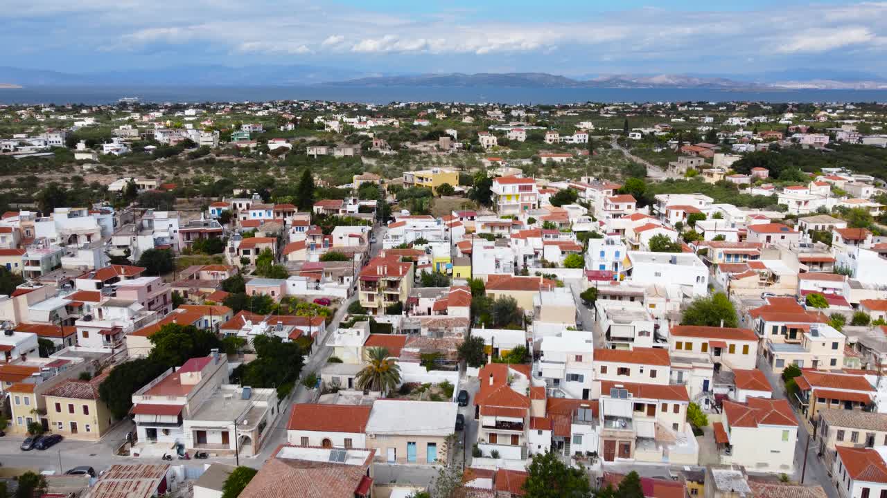 vista de pájaro de los edificios en la isla de aigina, golfo sarónico, grecia
