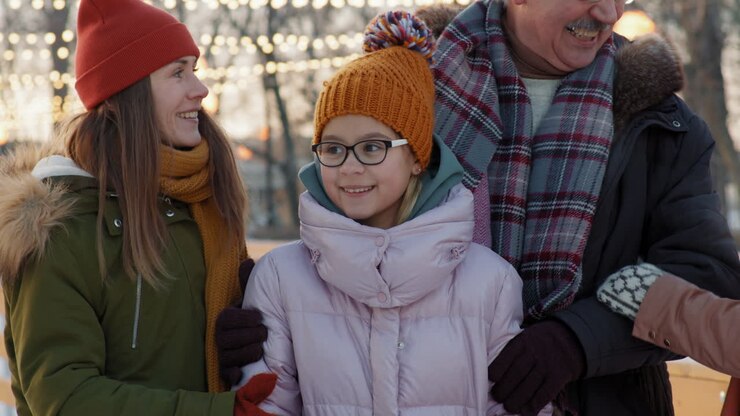 ritratto di famiglia felice nel parco invernale