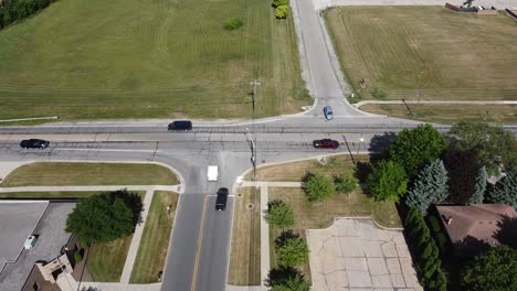 una intersección no tan concurrida que se muestra desde arriba