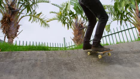 vista de bajo ángulo de un joven caucásico haciendo un truco de patinaje en la rampa en el parque de patinaje 4k