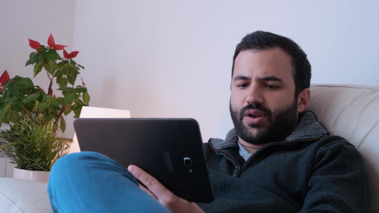 hombre concentrado trabajando desde su tableta