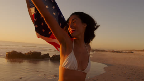 mujer joven junto al mar