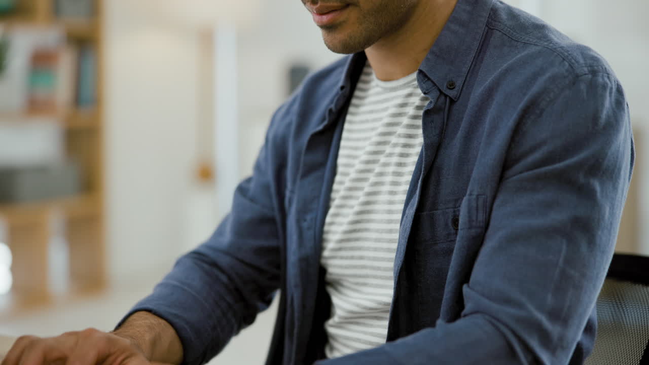 hombre trabajando en la computadora en la oficina