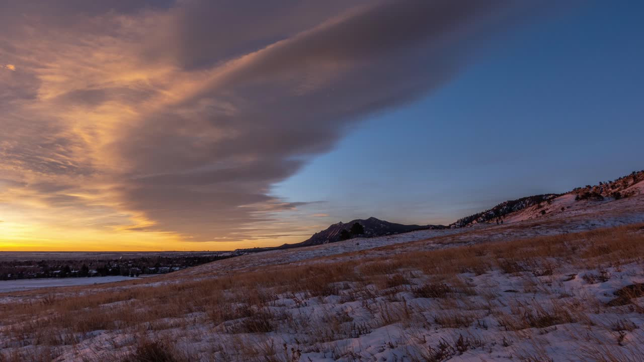 lapso de tiempo del amanecer sobre las montañas rocosas